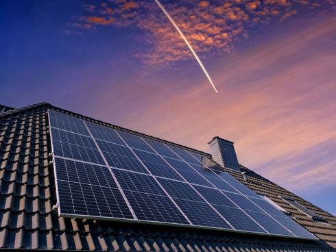 tejado de casa con panel solar